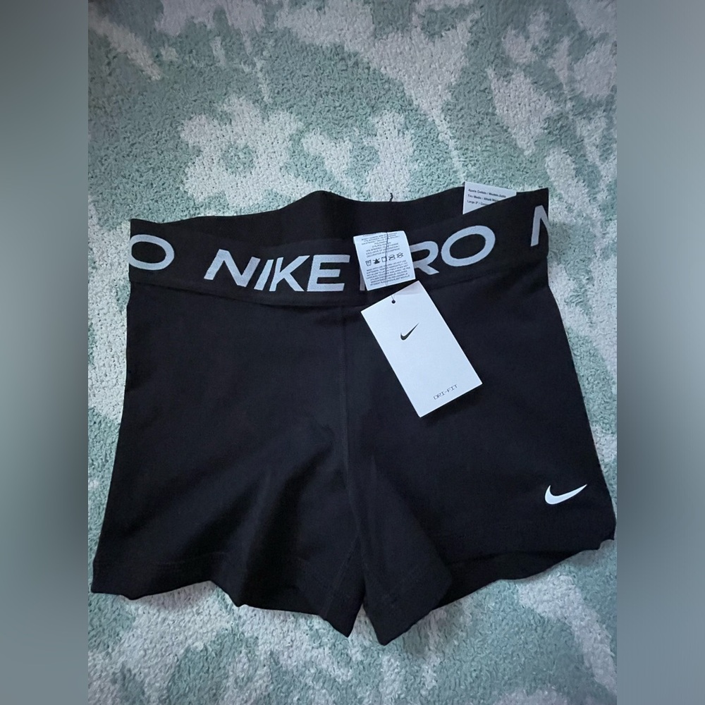Nike Pro’s Women’s Black